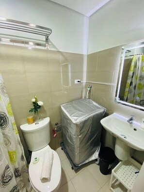 Standard Apartment | Bathroom | Shower, free toiletries, towels, soap - Shore 2 Tower 2 Unit 706 (Pasay)