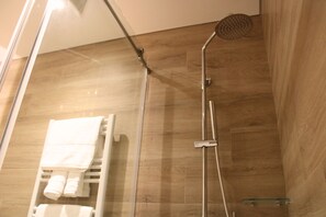 Secador de cabelo, toalhas de banho