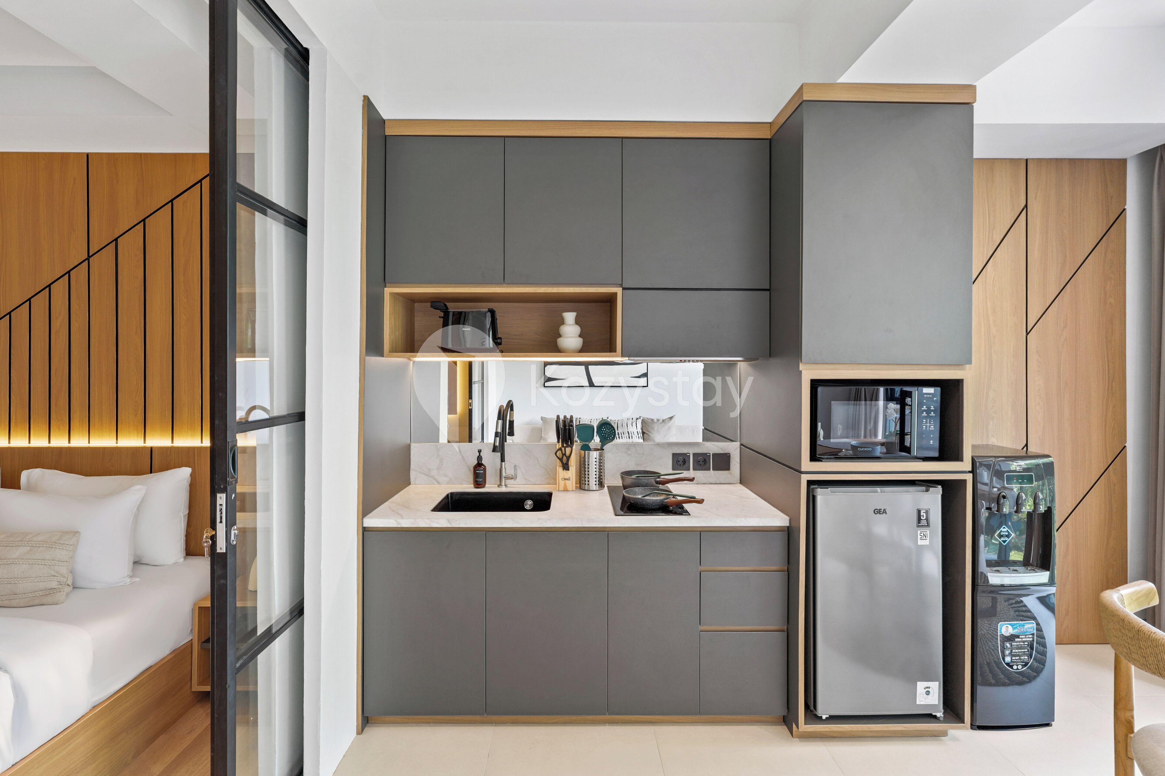 Refrigerador con freezer, microondas, placa de cocina, tostadora