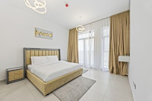 Departamento Deluxe, balcón, vista a la ciudad | Caja de seguridad en la habitación y tabla de planchar con plancha 