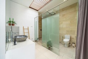 Dusch, hårtork, handdukar och tvål