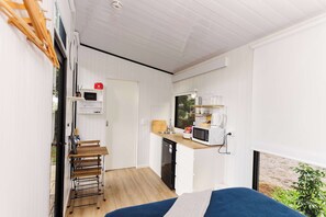 1 bedroom, bed sheets - Montville Retreat by Tiny Away (Montville)