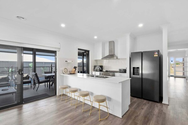 Køleskab, mikrobølgeovn, ovn, kogeplade