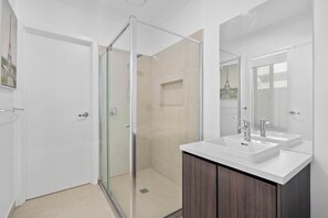 Een douche, een haardroger, handdoeken