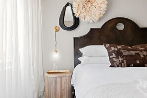 1 soverom, skrivebord, strykejern/-brett og reiseseng for barn