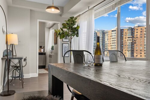 Elevated Minimalist Escape, Free Parking & Metro
