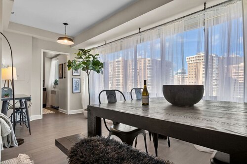 Elevated Minimalist Escape | Free Parking + Metro