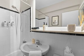 Hair dryer, towels - Elevated Minimalist Escape, Free Parking & Metro (Arlington)