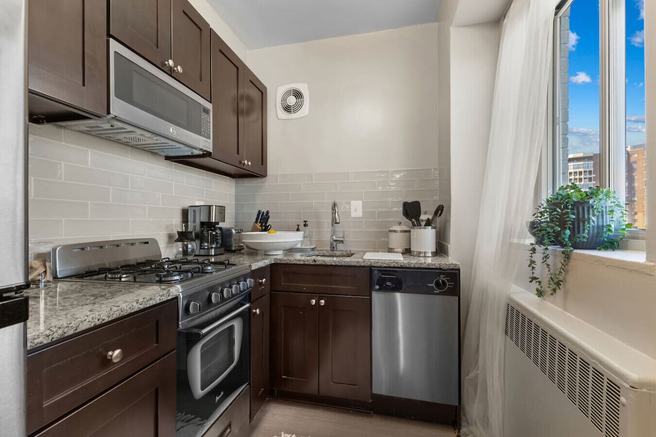 Jääkaappi, mikroaaltouuni, uuni, liesi