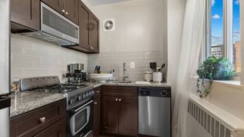 Geladeira, micro-ondas, fogão, cooktop