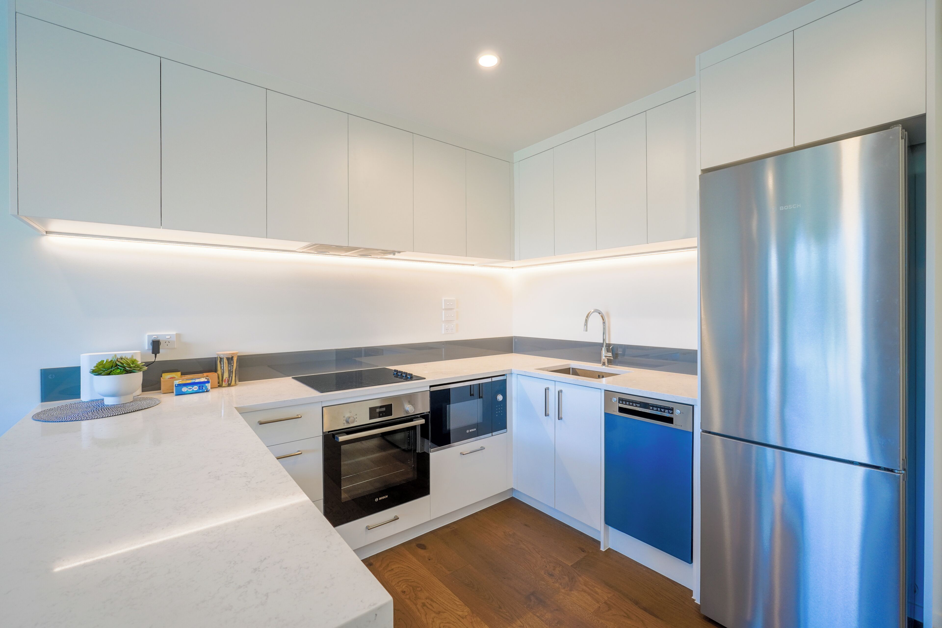 Een koelkast, een microgolfoven, een oven, een kookplaat