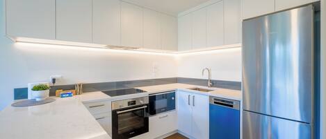 Jääkaappi, mikroaaltouuni, uuni, liesi