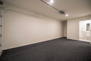 Interior - Contemporary Family Retreat– Close to Airport (Auckland)