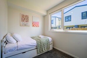 アイロン / アイロン台、WiFi (無料)、ベッドシーツ