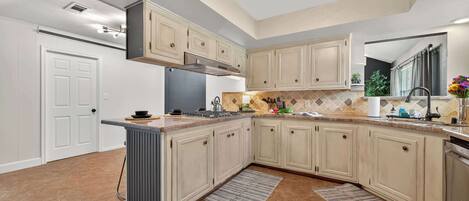 Frigorifero, microonde, forno, piano cottura