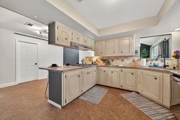 Jääkaappi, mikroaaltouuni, uuni, liesi