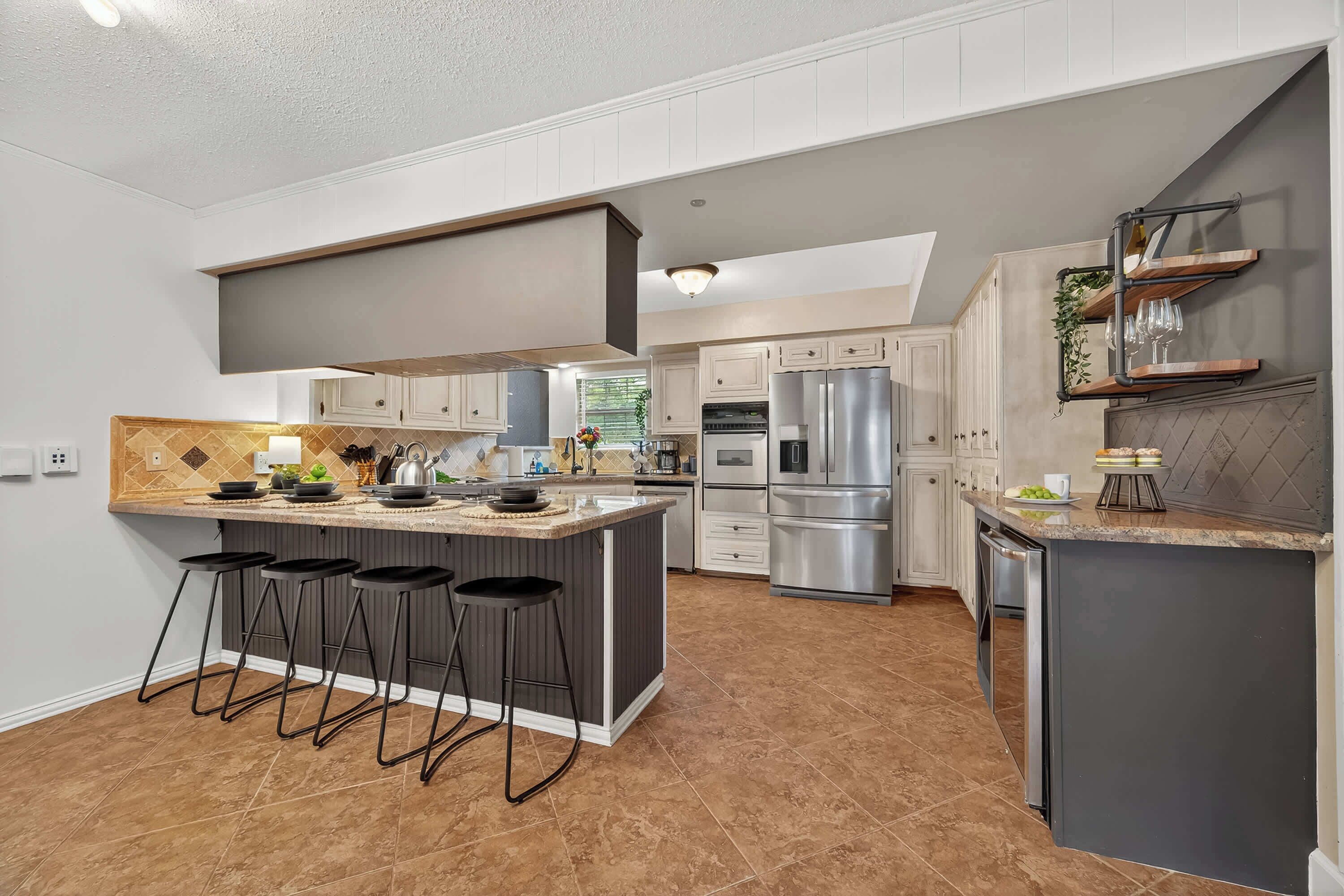 Kjøleskap, mikrobølgeovn, ovn og kokeplater