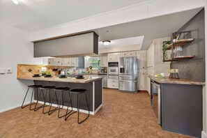 Fridge, microwave, oven, stovetop - Nasa Entertainment Escape: Games, Lazy River Pool (Seabrook)