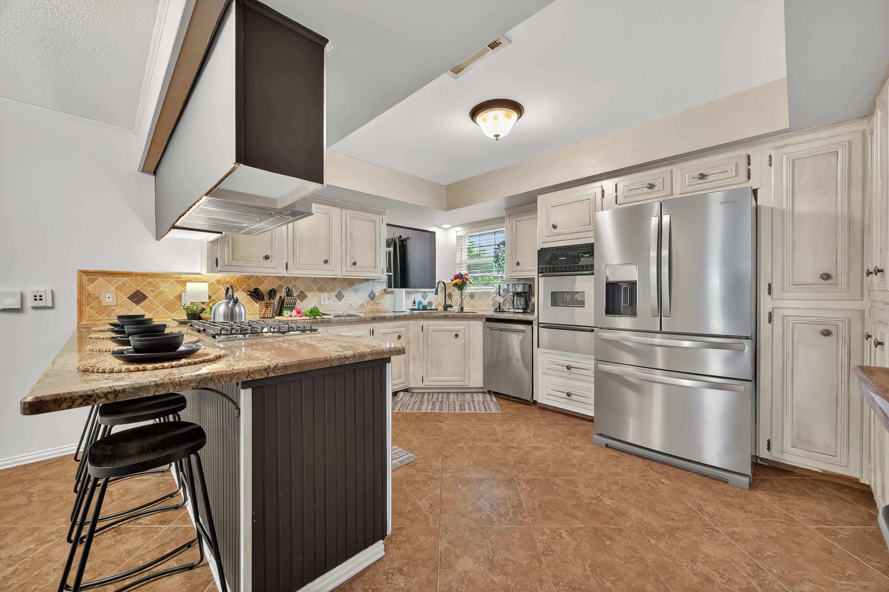 Jääkaappi, mikroaaltouuni, uuni, liesi