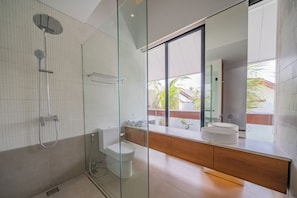 Sèche-cheveux, peignoirs, chaussons, bidet