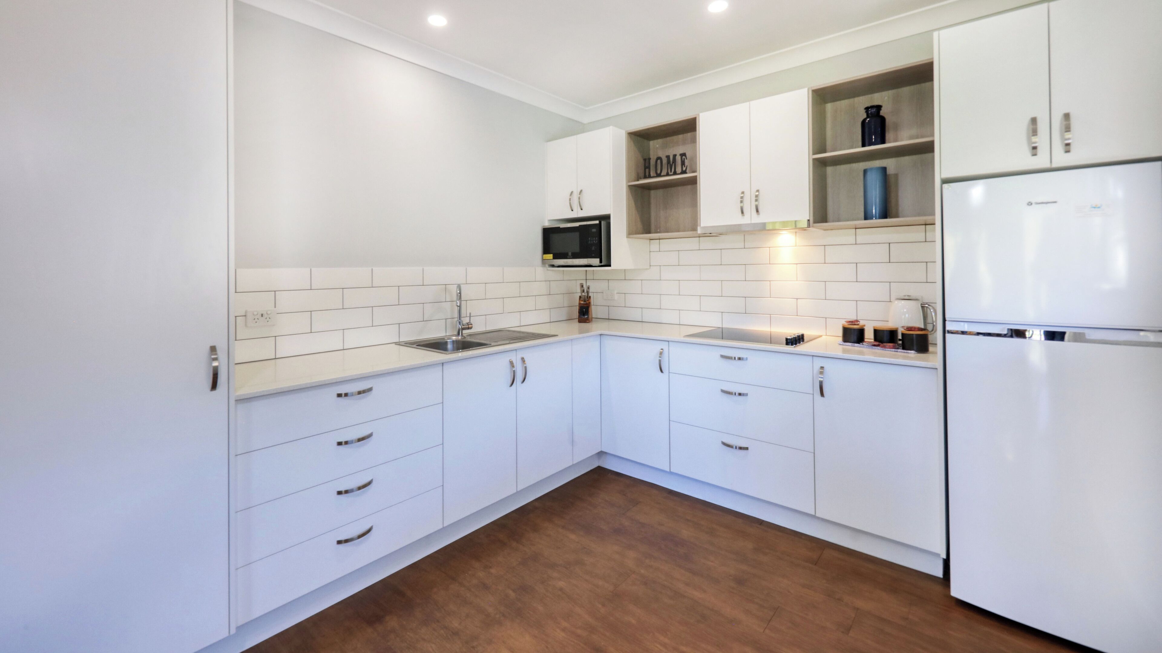 Executive-Apartment | Eigene Küche | Großer Kühlschrank, Mikrowelle, Herdplatte