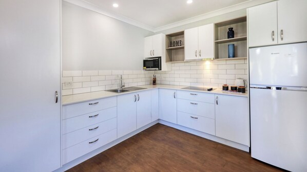 Executive-Apartment | Eigene Küche | Großer Kühlschrank, Mikrowelle, Herdplatte