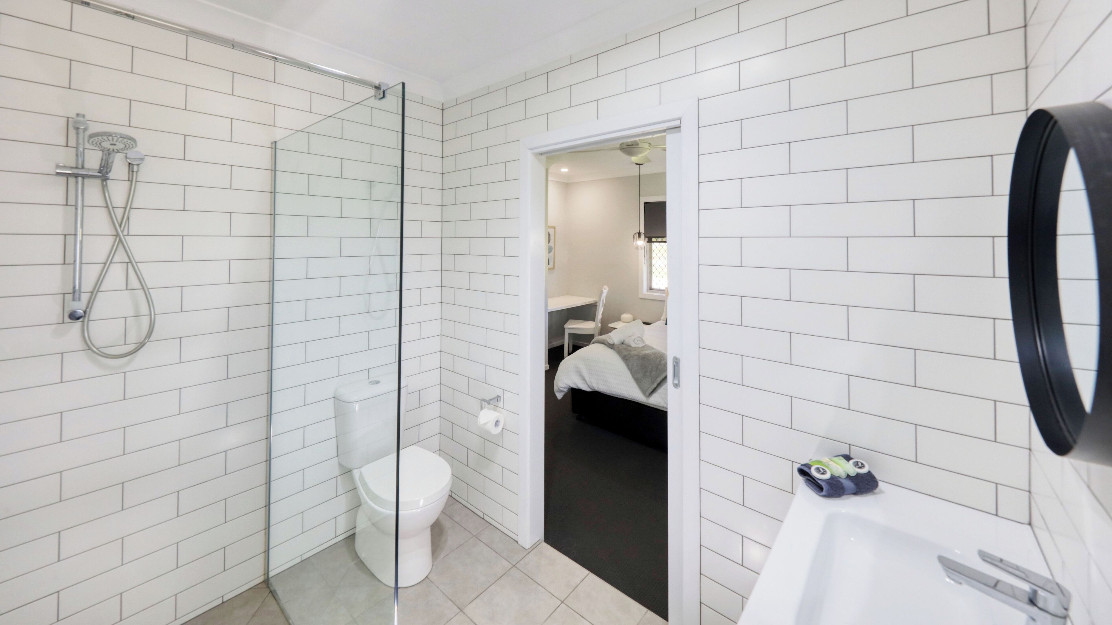 Executive-Apartment | Badezimmer | Dusche, kostenlose Toilettenartikel, Haartrockner, Handtücher