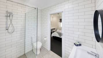 Executive-Apartment | Badezimmer | Dusche, kostenlose Toilettenartikel, Haartrockner, Handtücher