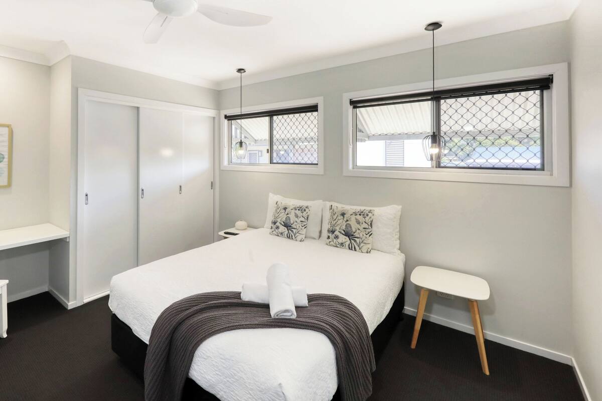 Executive-Apartment | Schreibtisch, laptopgeeigneter Arbeitsplatz, Verdunkelungsvorhänge