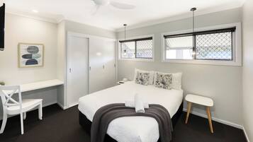 Executive-Apartment | Schreibtisch, laptopgeeigneter Arbeitsplatz, Verdunkelungsvorhänge