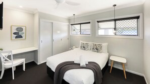 Executive-Apartment | Schreibtisch, laptopgeeigneter Arbeitsplatz, Verdunkelungsvorhänge