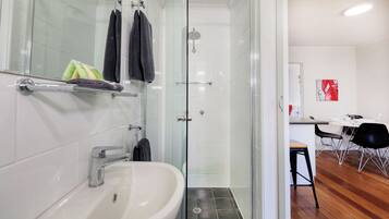 Deluxe-Apartment, Balkon, Gartenblick | Badezimmer | Dusche, kostenlose Toilettenartikel, Haartrockner, Handtücher