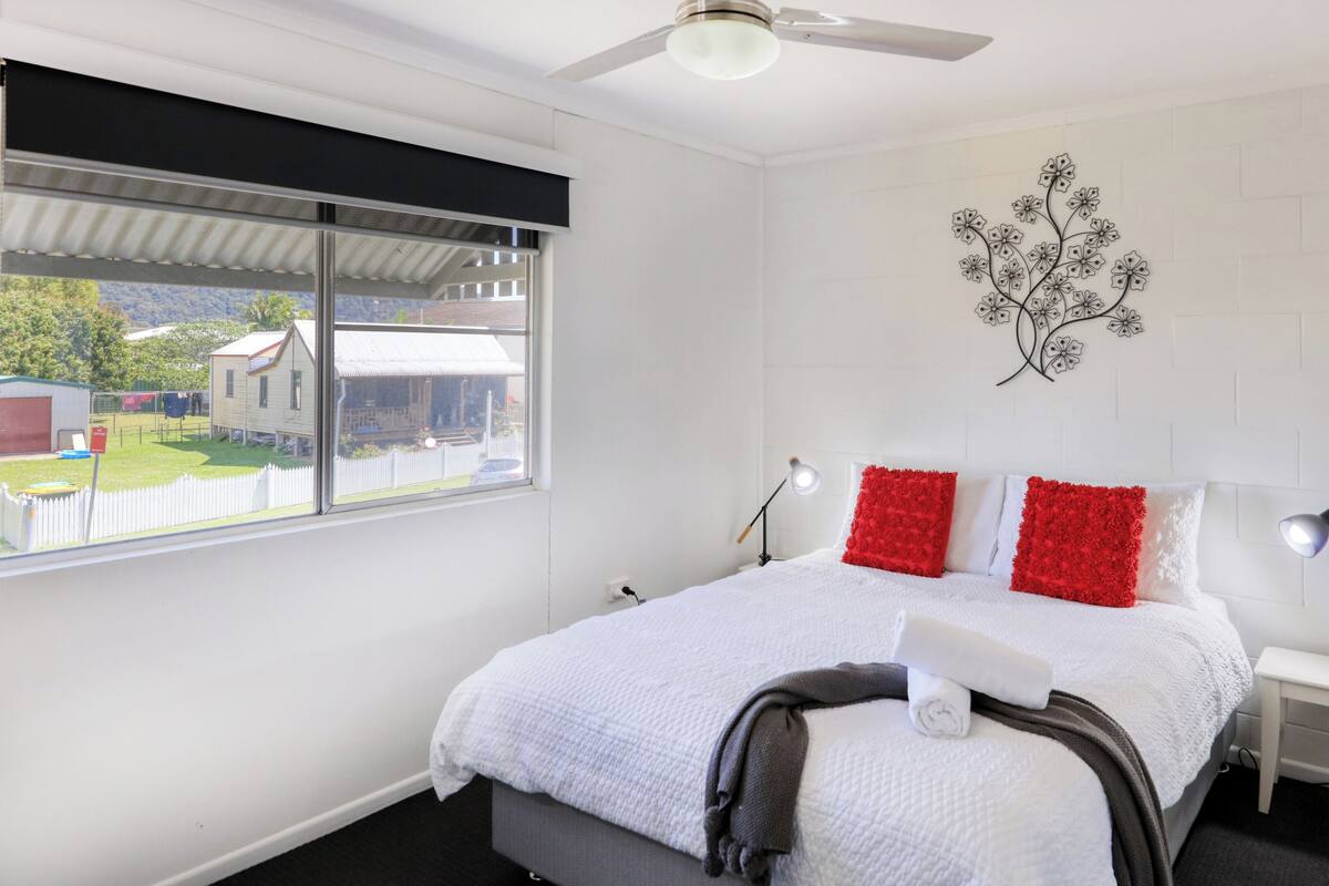 Deluxe-Apartment, Balkon, Gartenblick | Schreibtisch, laptopgeeigneter Arbeitsplatz, Verdunkelungsvorhänge