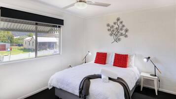 Apartamento luxo, sacada, vista para o jardim | Escrivaninha, cortinas blackout, ferros/tábuas de passar roupa