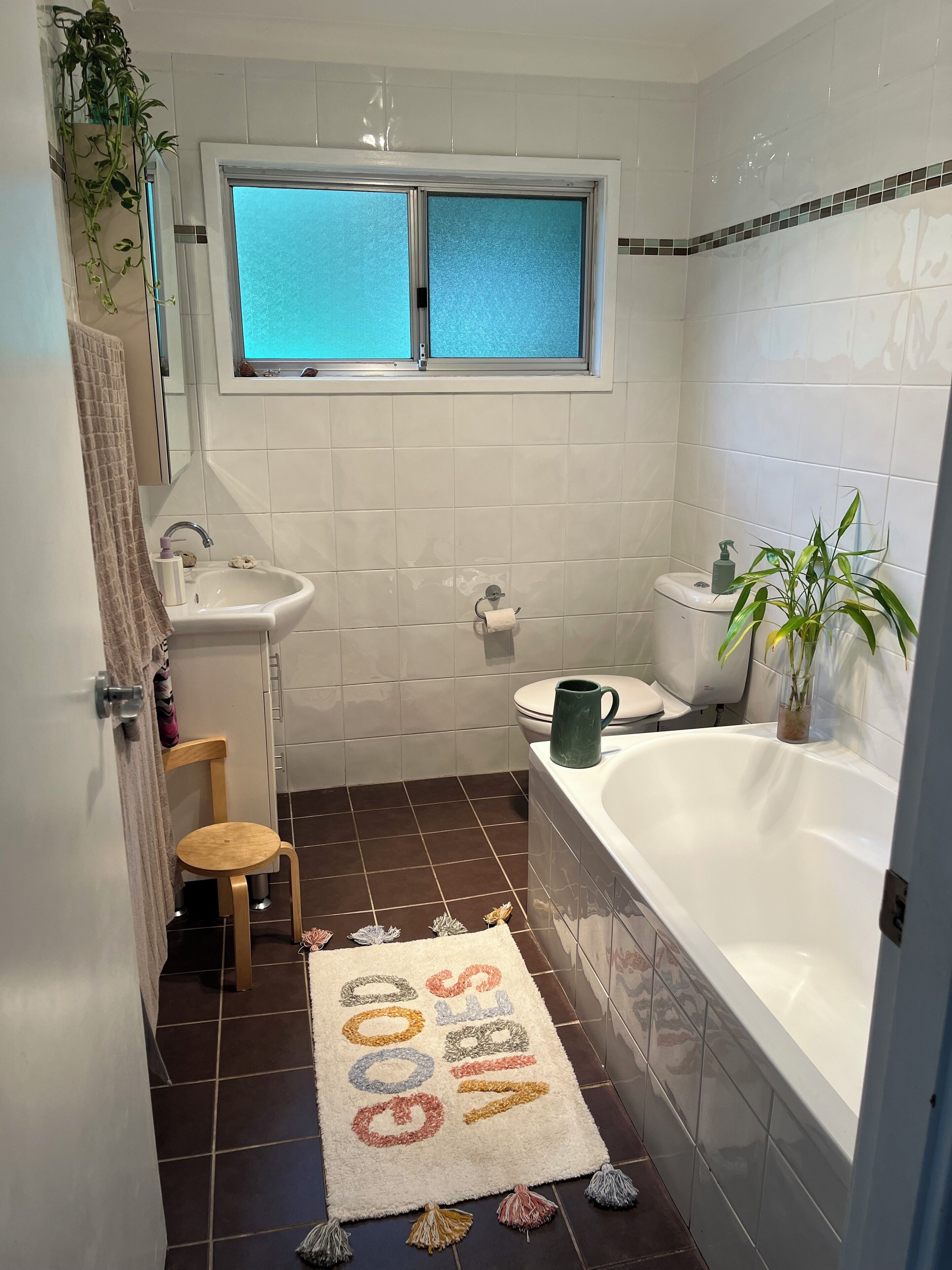 مجففات شعر، مناشف، صابون، ورق حمّام