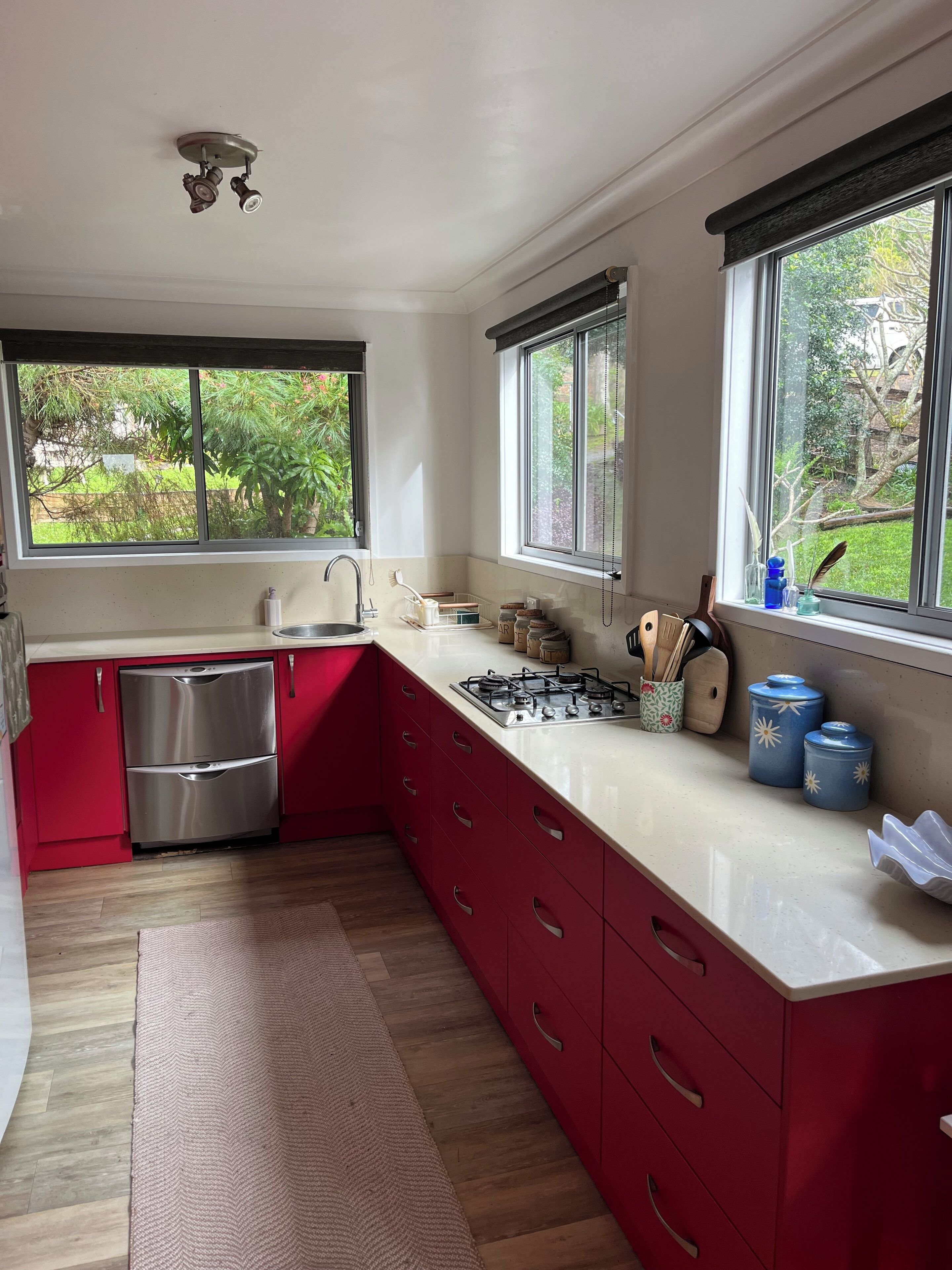 Microondas, horno, parrilla de estufa y lavavajillas 