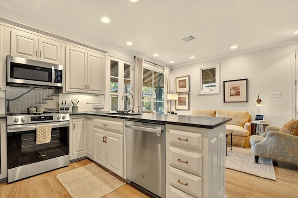 Mikrowelle, Ofen, Herdplatte, Geschirrspüler