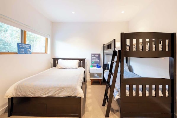 3 bedrooms, iron/ironing board, free WiFi, bed sheets