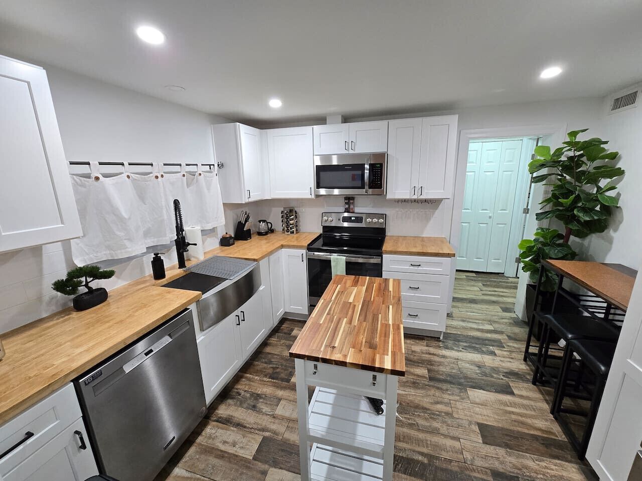 Geladeira, micro-ondas, fogão, cooktop