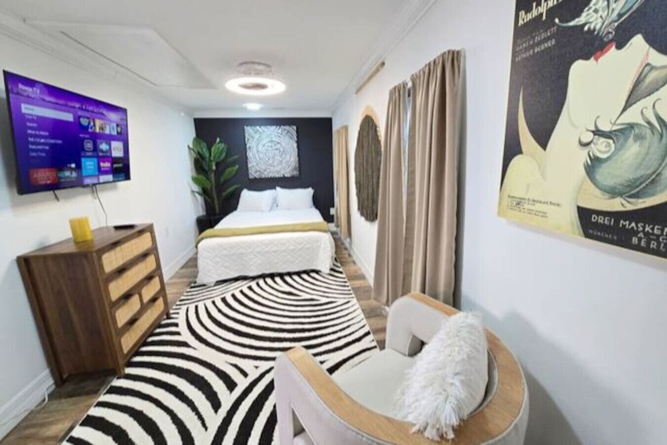 2 quartos, escrivaninha, ferros/tábuas de passar roupa, berço de viagem