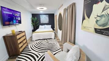 2 quartos, escrivaninha, ferros/tábuas de passar roupa, berço de viagem