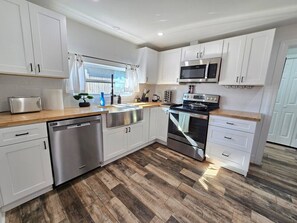 Fridge, microwave, oven, stovetop - Cozy home 5min to Park Ave and Downtown Orlando (Winter Park)