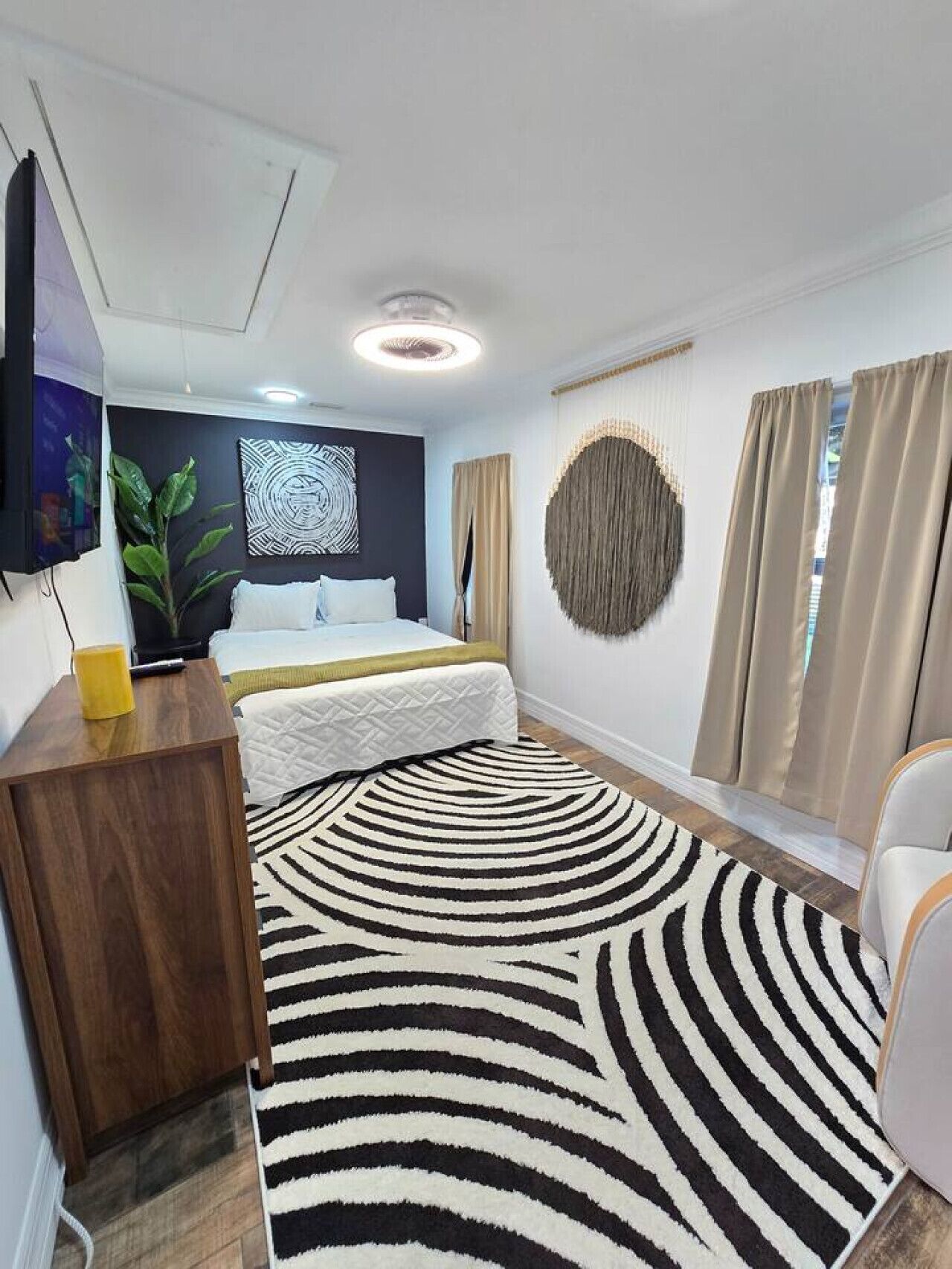 2 quartos, escrivaninha, ferros/tábuas de passar roupa, berço de viagem