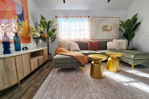 Smart TV, books, computer monitors - Cozy home 5min to Park Ave and Downtown Orlando (Winter Park)