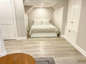 1 bedroom, iron/ironing board, WiFi, bed sheets - Modern Cozy Basement Apartment with parking. 5 min to 401/GO Station (Milton)