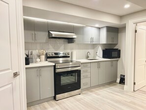 Microwave, oven, stovetop - Modern Cozy Basement Apartment with parking. 5 min to 401/GO Station (Milton)