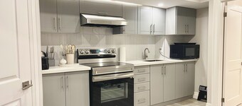 Modern Cozy Basement Apartment with parking. 5 min to 401/GO Station