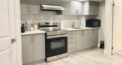 Modern Cozy Basement Apartment with parking. 5 min to 401/GO Station