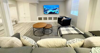 Modern Cozy Basement Apartment with parking. 5 min to 401/GO Station