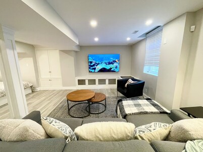 Modern Cozy Basement Apartment with parking. 5 min to 401/GO Station